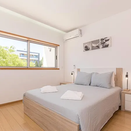 Golden Views Penthouse 3br In Newtown