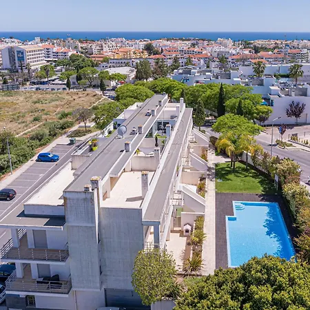 Golden Views Penthouse 3br In Newtown *